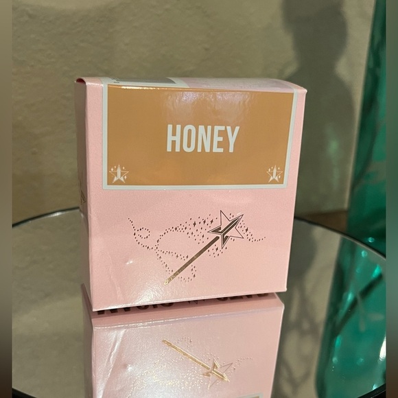 Jeffree Star Luminous Setting Powder, in shade Honey, NEW! - Picture 3 of 8